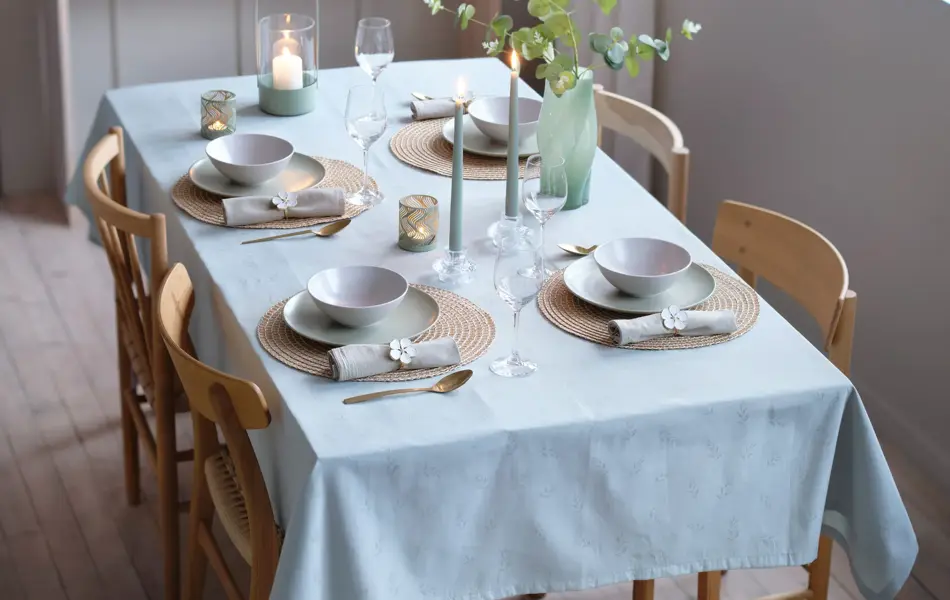 Produkter fra Princess. Dekket bord med duk, spisebrikker og servise.