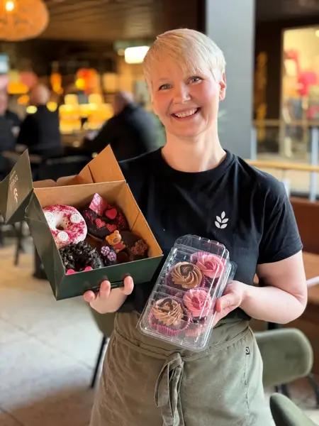 dame som holder frem bakverk