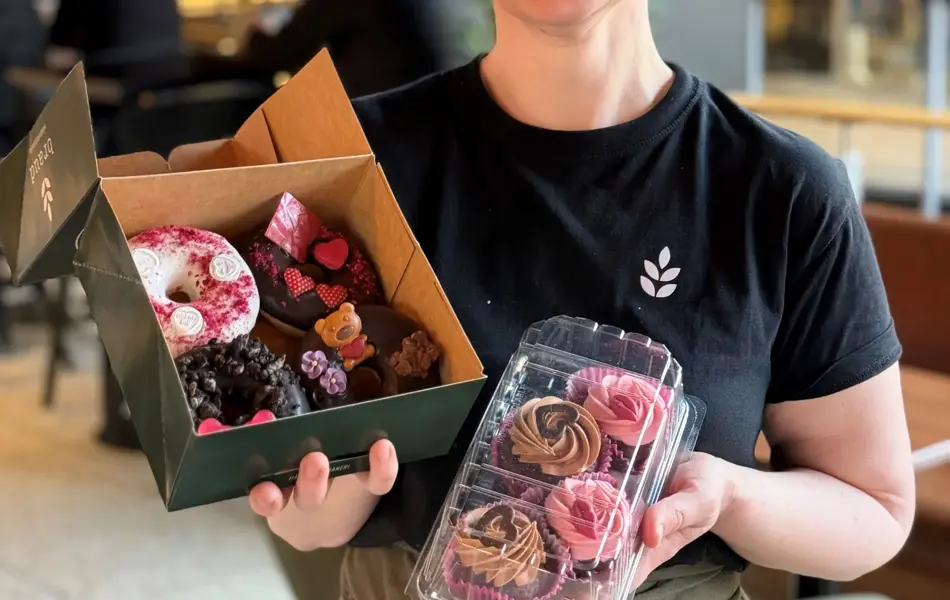 dame som holder frem bakverk