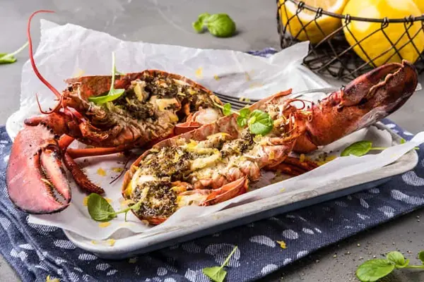 to halve hummere på et fat som er grillet