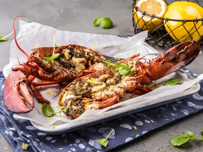 to halve hummere på et fat som er grillet