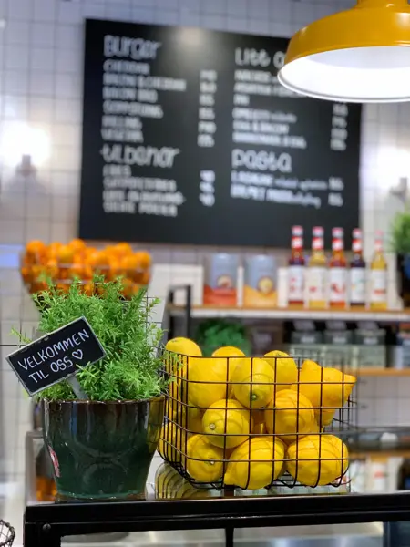 Sitroner og planter hos jordbærpikene