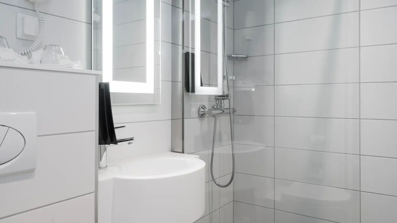 dusj og vask standard double room på Thon Hotel Spectrum i Oslo sentrum