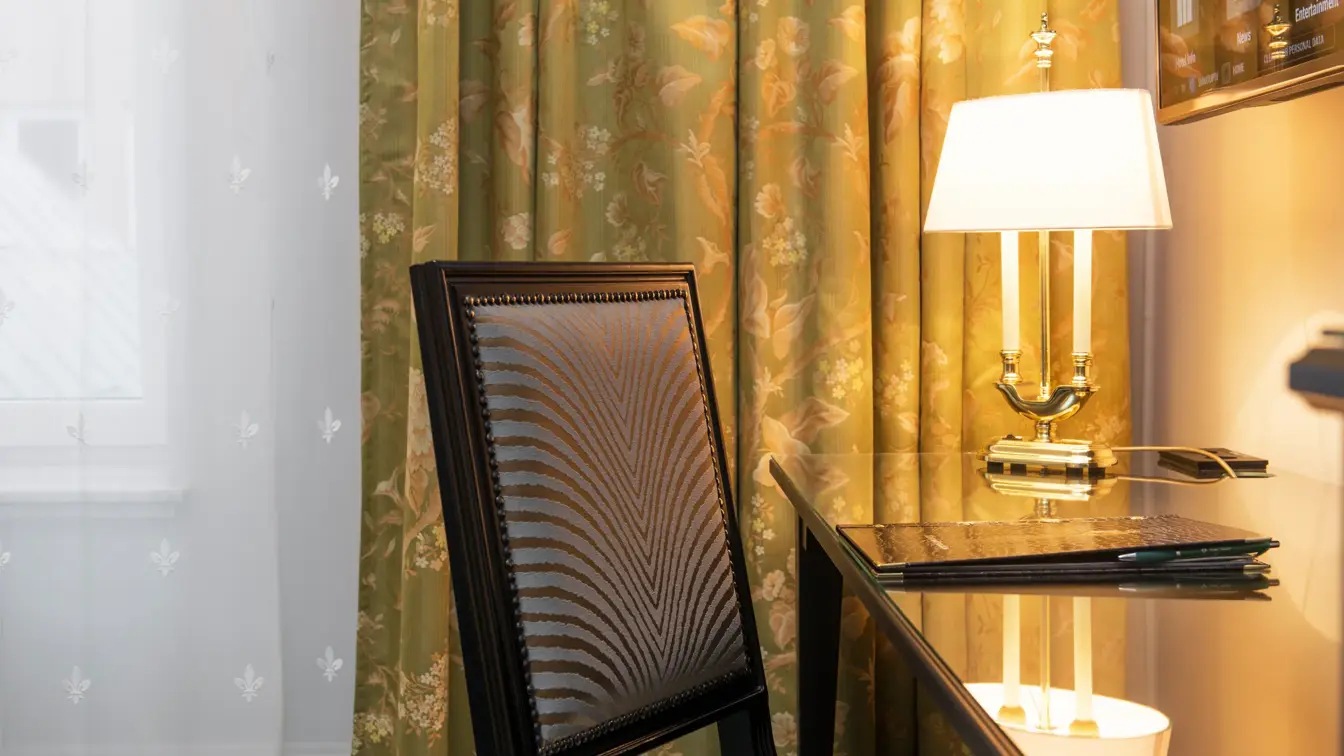 Stol ved skrivepult på Business room på Hotel Bristol i Oslo sentrum