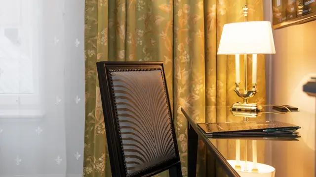 Stol ved skrivepult på Business room på Hotel Bristol i Oslo sentrum