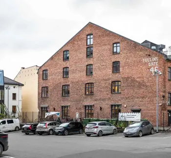 Totalbilde av det gamle industribygget i rød teglstein i Tullins gate 4C