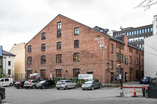 Totalbilde av det gamle industribygget i rød teglstein i Tullins gate 4C