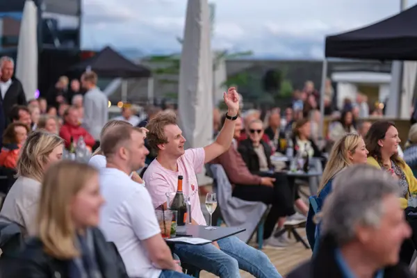 En gruppe mennesker som ser på en utekonsert