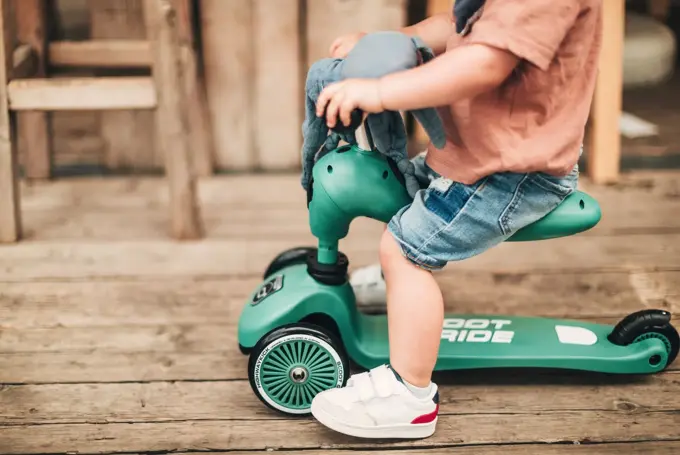 Barn på sparkesykkel