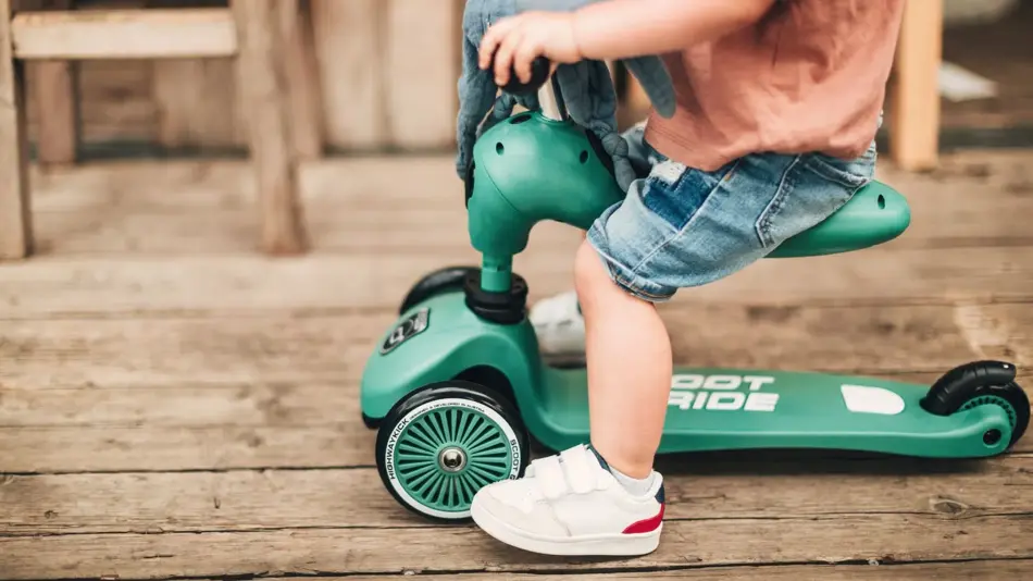 Barn på sparkesykkel