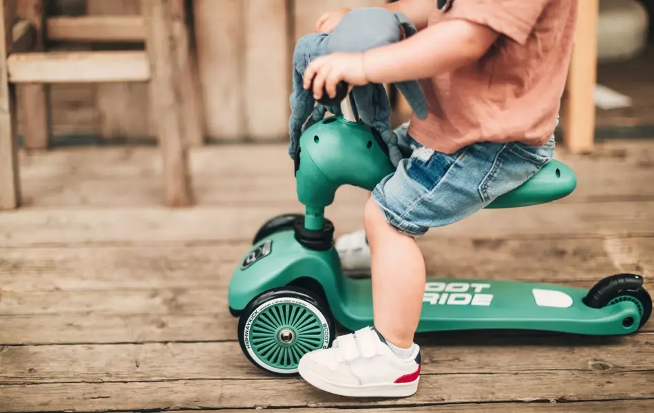 Barn på sparkesykkel