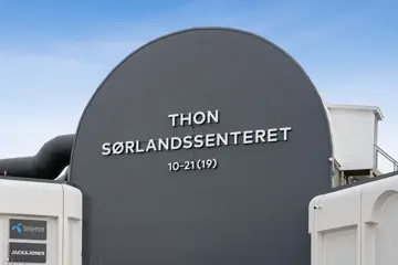Thon Sørlandssenteret fasade med logo.