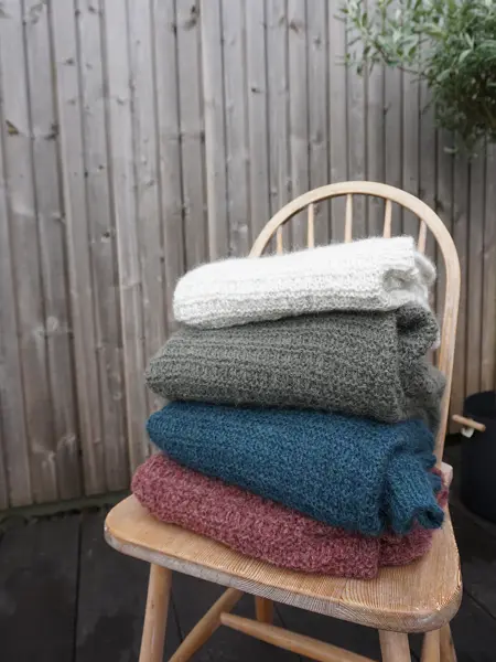 Strikkeplagg på en trestol