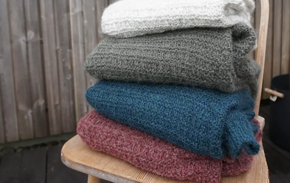 Strikkeplagg på en trestol