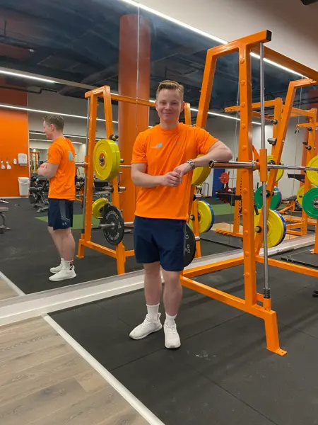 Håkon fra treningssenterte Easyfit lener seg på et treningsapparat