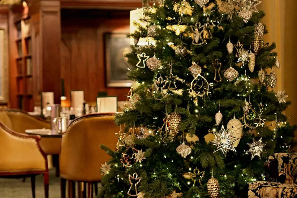 Pyntet juletre i lobby