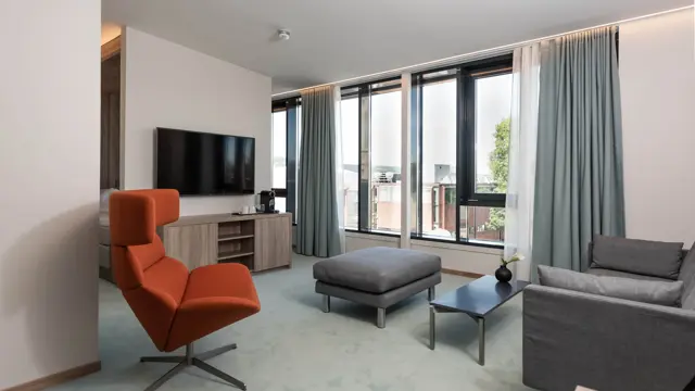 Bilde av stue med sofa, stol og bord i Juniorsuiten