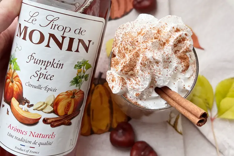 Drikke med krem på toppen og Pumpkin Spice sirup fra Monin