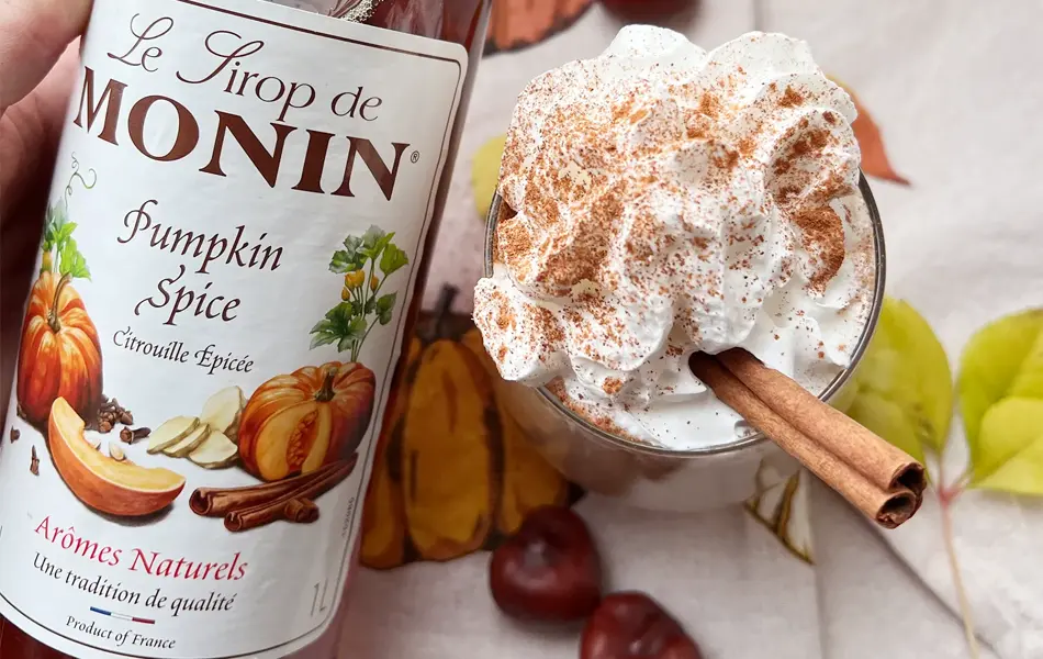 Drikke med krem på toppen og Pumpkin Spice sirup fra Monin