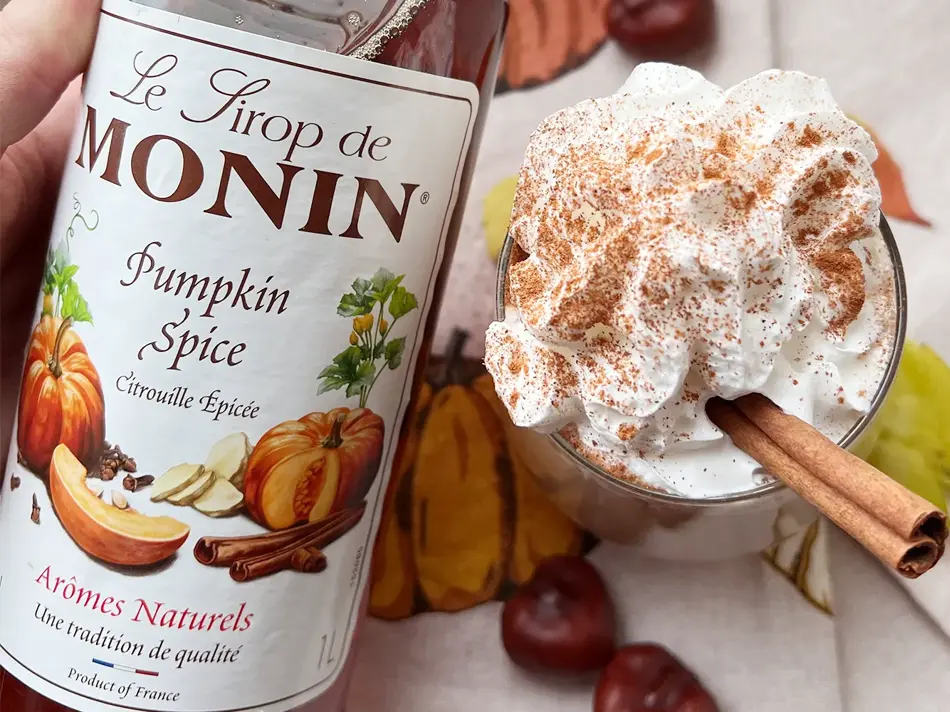 Drikke med krem på toppen og Pumpkin Spice sirup fra Monin