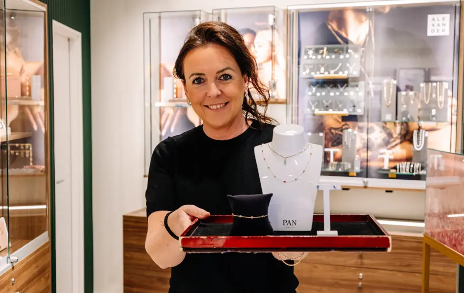 Dame som holder smykker