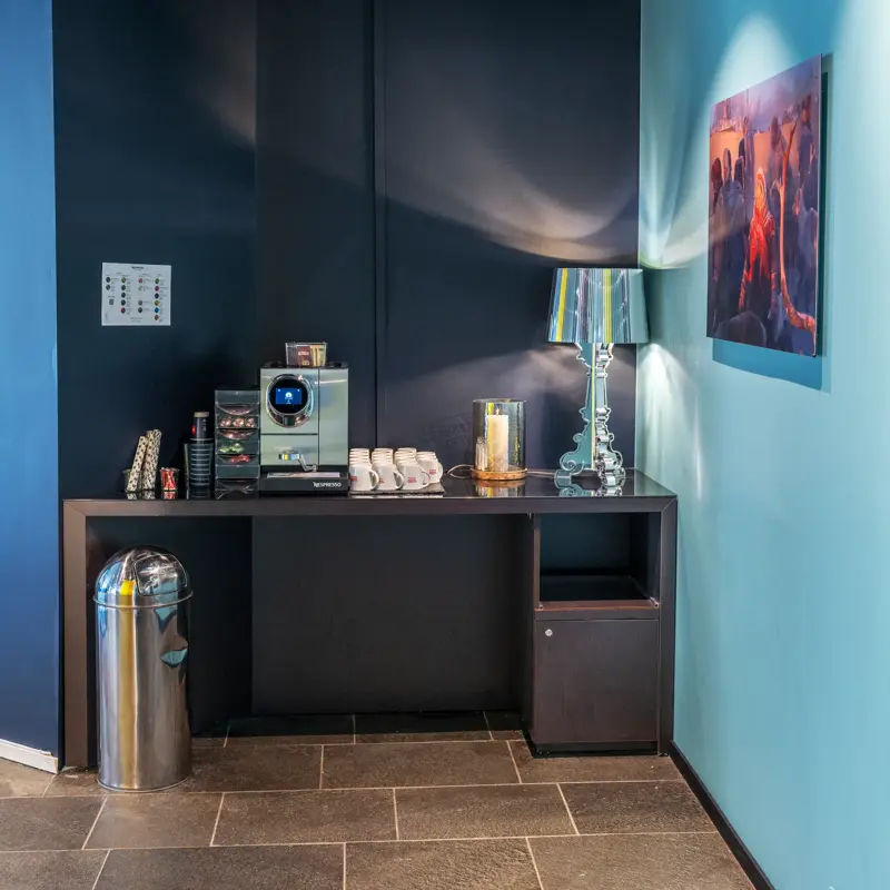 Lobbyområde med kaffe stasjon inntil en vegg.