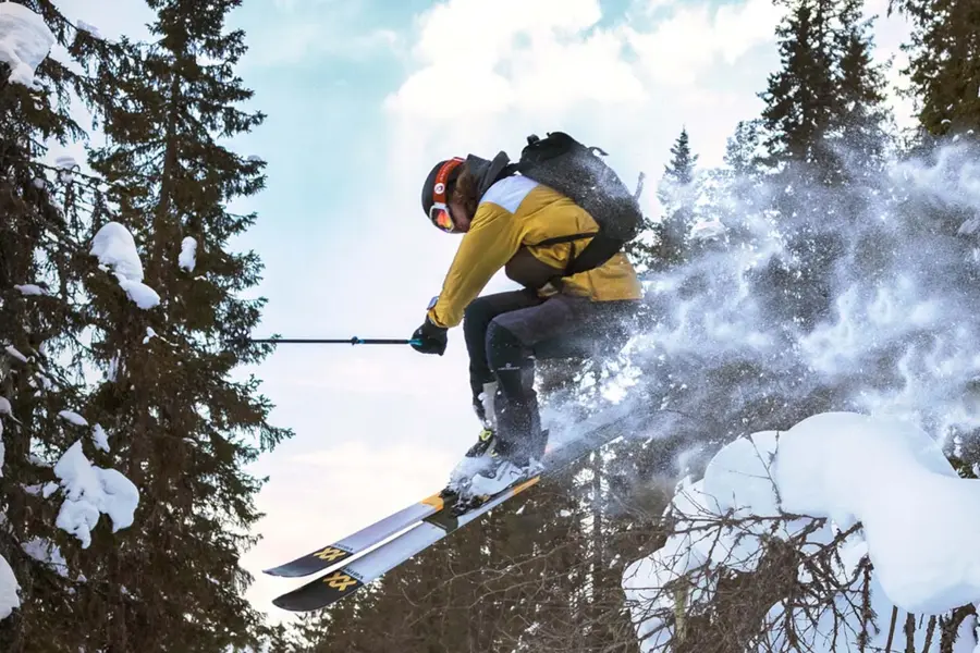 mann som står på ski