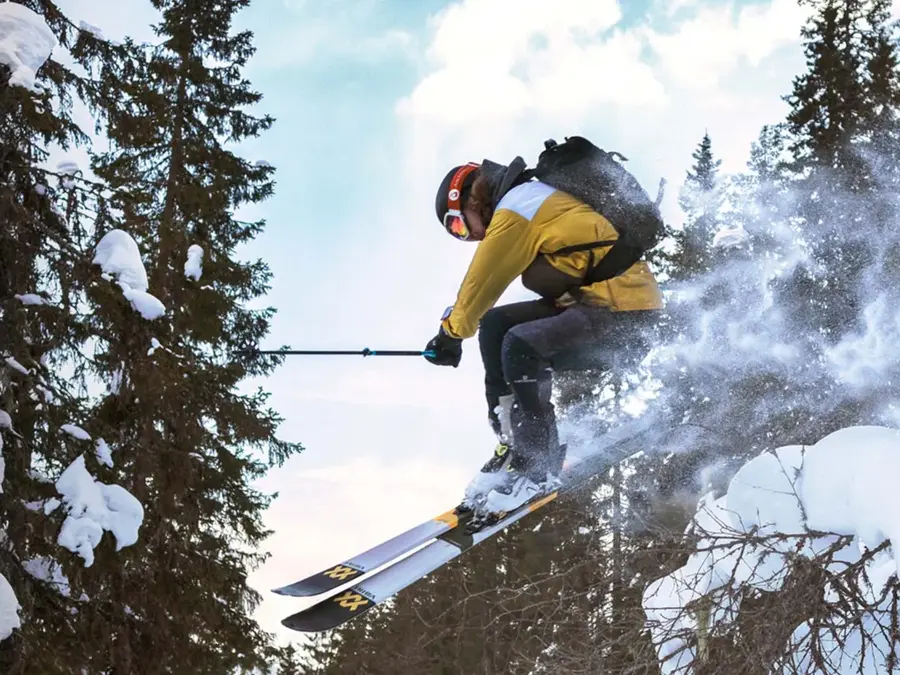 mann som står på ski