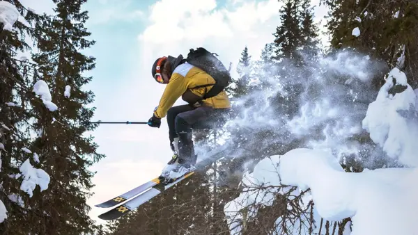 mann som står på ski