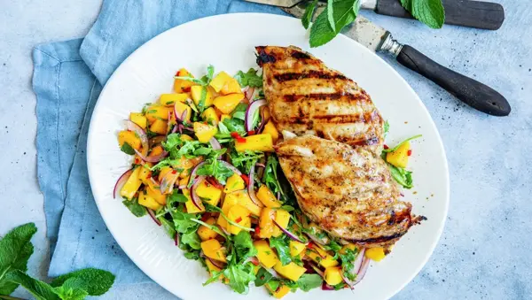 tallerken med grillet kyllingfilet og mangosalat