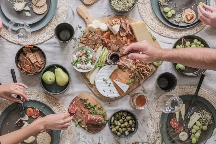 Samle venner og familier til en god matopplevelse med butikkenes beste kjøkkenutstyr og kulinariske produkter. Her er våre favoritter til matlagingen.