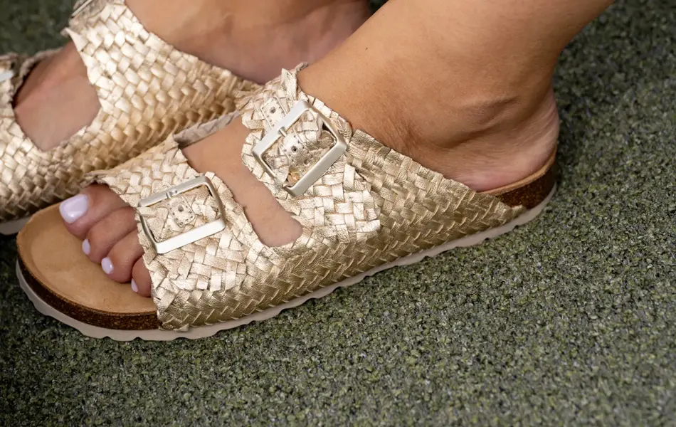 Gullsandaler med to spenner