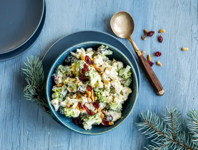 Bord sett ovenfra med blomkålsalat og pynt
