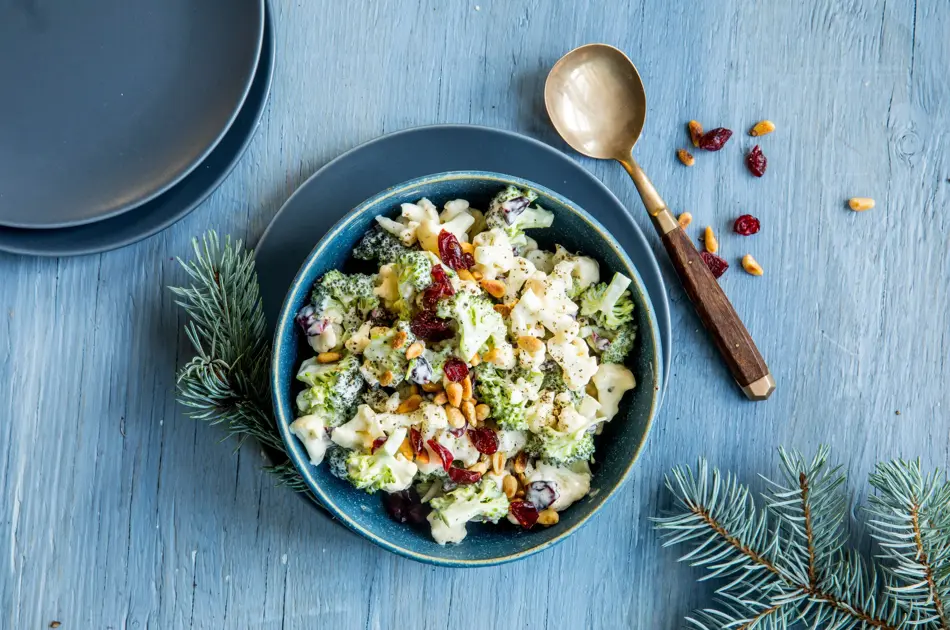 Bord sett ovenfra med blomkålsalat og pynt