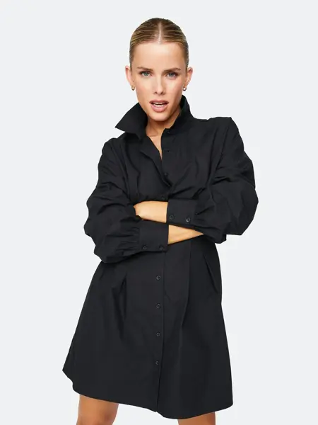 Jente med stram hestehale og sort knelang kjole