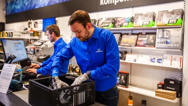 to mannlige medarbeidere