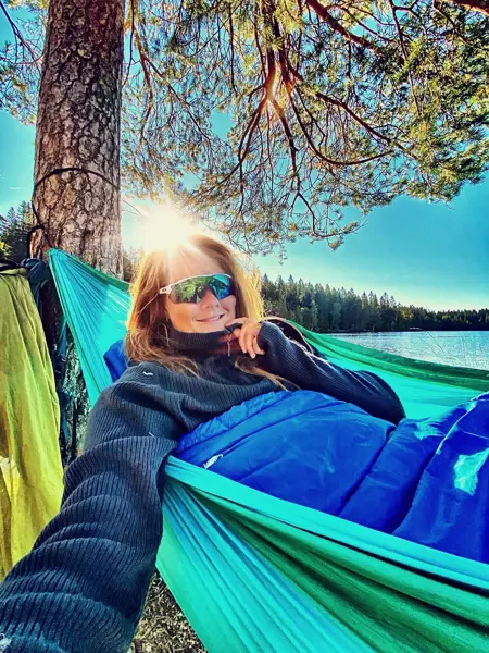 Pia Husøy som tar bilde av seg selv mens hun ligger i hengekøye 