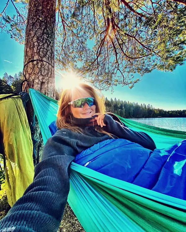 Pia Husøy som tar bilde av seg selv mens hun ligger i hengekøye 