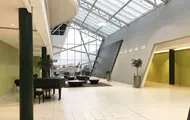 Fellesarealer med sittegrupper under glasstak på Sartor Storsenter