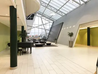 Fellesarealer med sittegrupper under glasstak på Sartor Storsenter