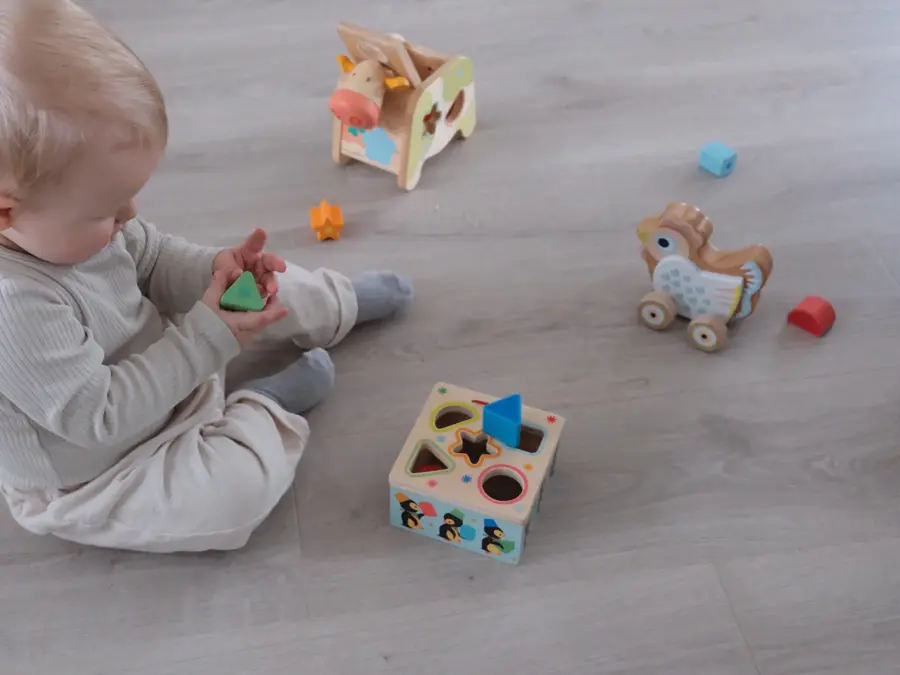 baby som leker