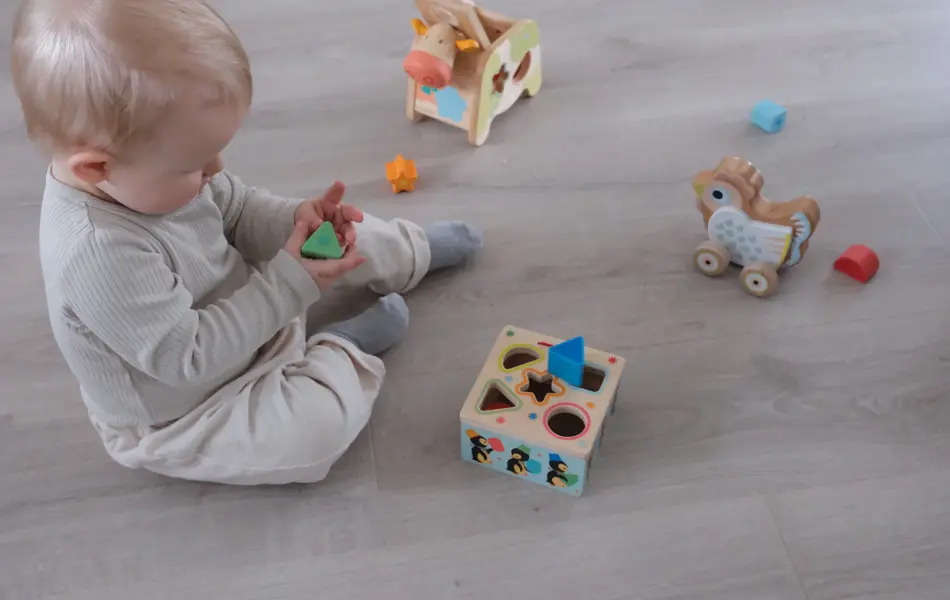 baby som leker