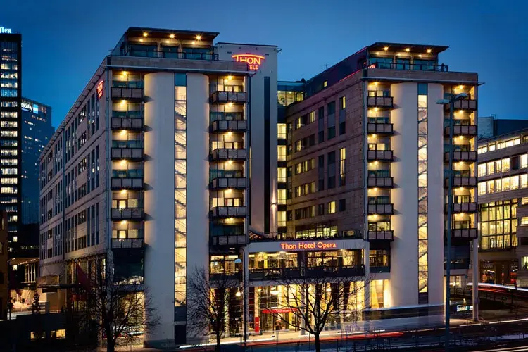 Fasadebilde om natten fra Thon Hotel Opera