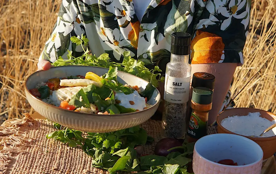 Steffen Johansen i brun lue, fargerik skjorte og grillet hallomisalat