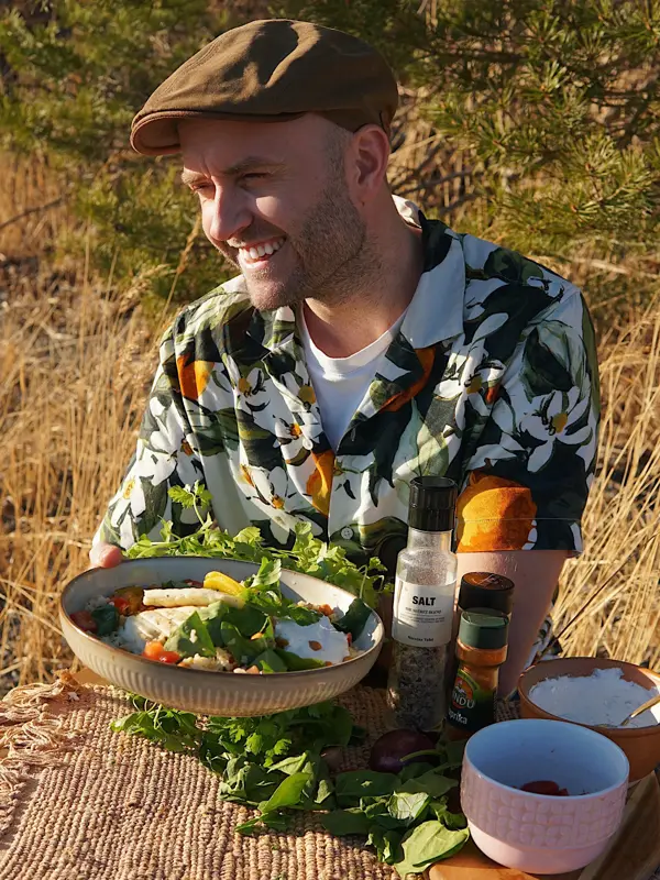 Steffen Johansen i brun lue, fargerik skjorte og grillet hallomisalat