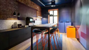 Et kjøkken med sittegruppe og fargerike vegger