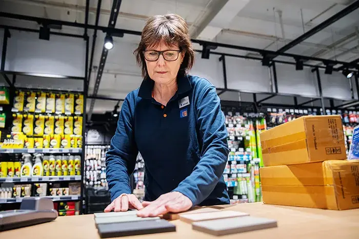 Jernia har både fargekart og fargeprøver i ulike størrelser, samt bokser med prøvemaling hvis du vil teste malingen hjemme