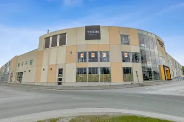 Thon Senter Finnsnes fasade, med logo.