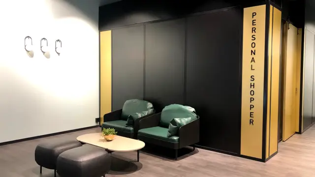 Stoler, puffer og bord i lokalene til Personal Shopper