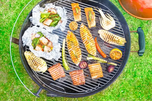 en kulegrill med fisk